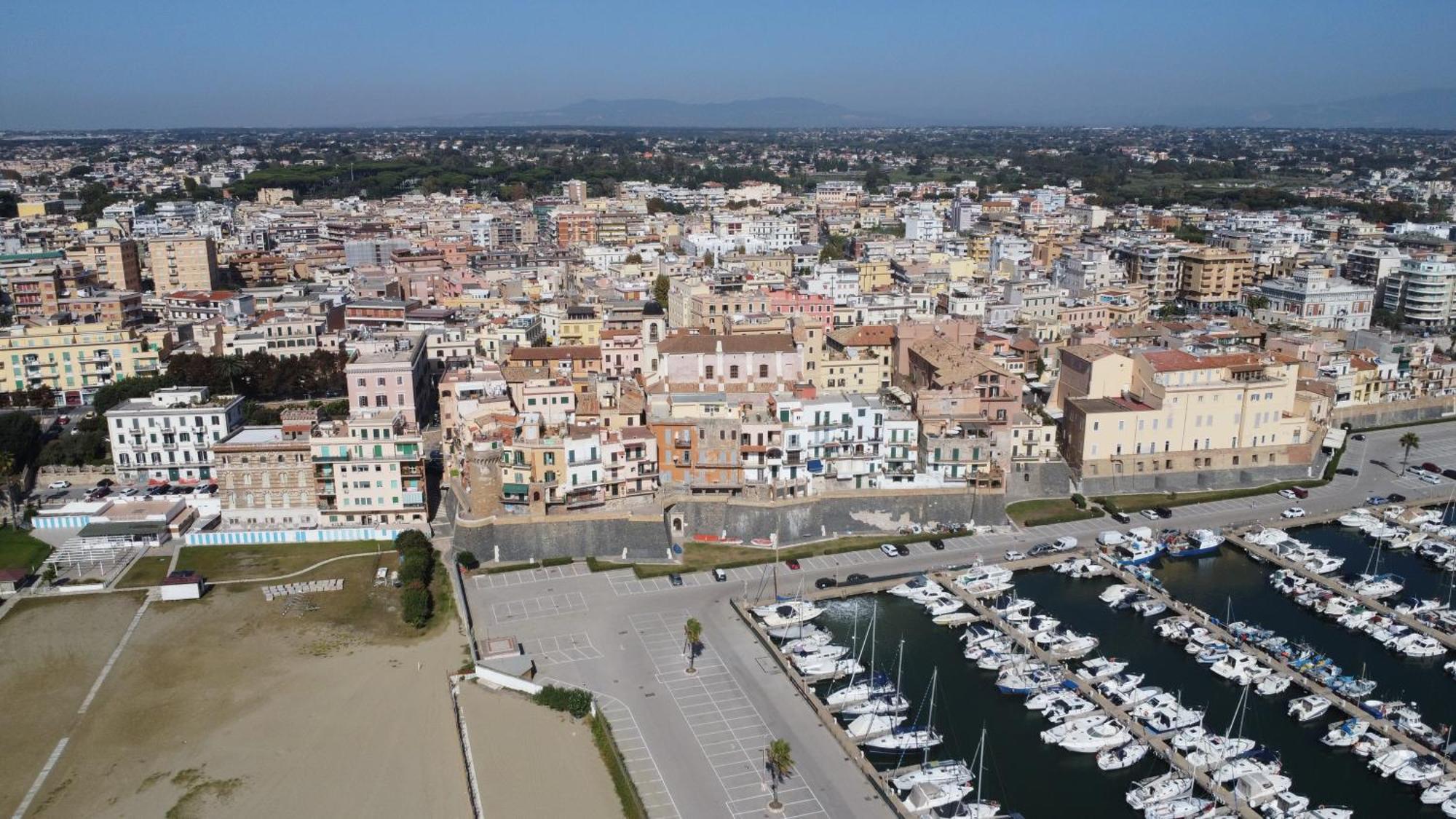 Open Space Centralissimo Nettuno Fronte Porto Esterno foto